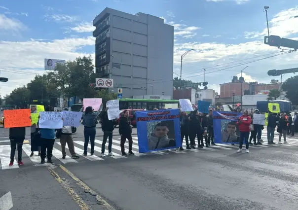 Bloquean vialidades familiares de joven asesinado presuntamente por un policía