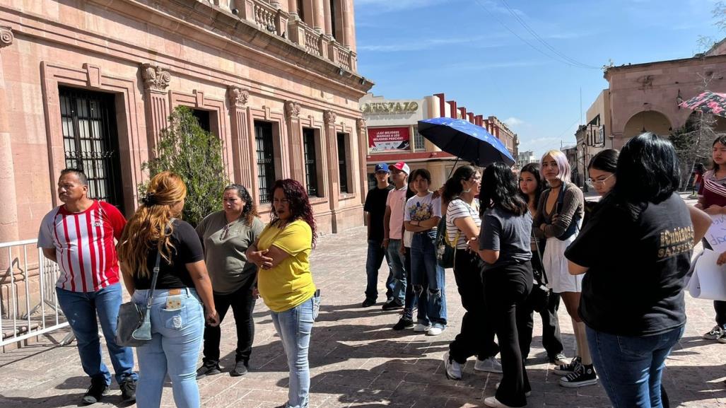 Se manifiestan familiares de Gabriel, aseguran que el cuerpo encontrado no es él