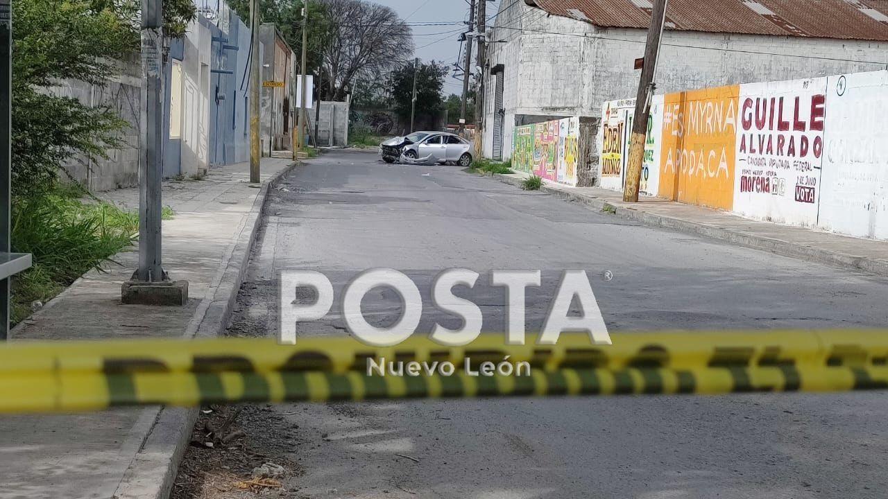 Un carro gris chocado en calles de la colonia El Mezquital en Apodaca. Foto: Raymundo Elizalde