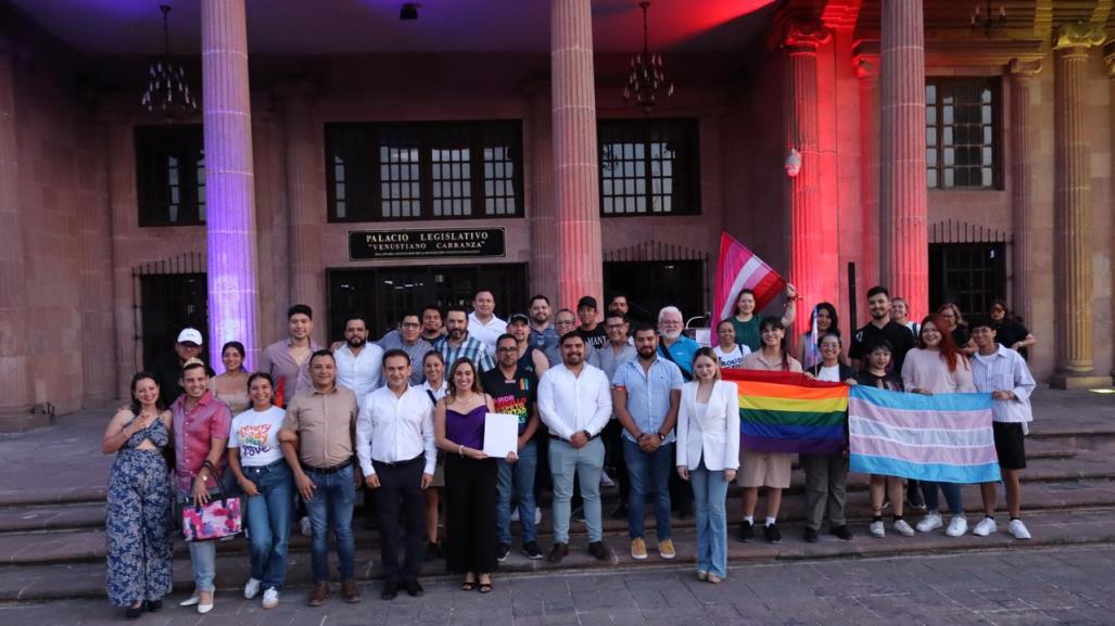 Iluminan Congreso de Coahuila en conmemoración a la comunidad LGBTQ