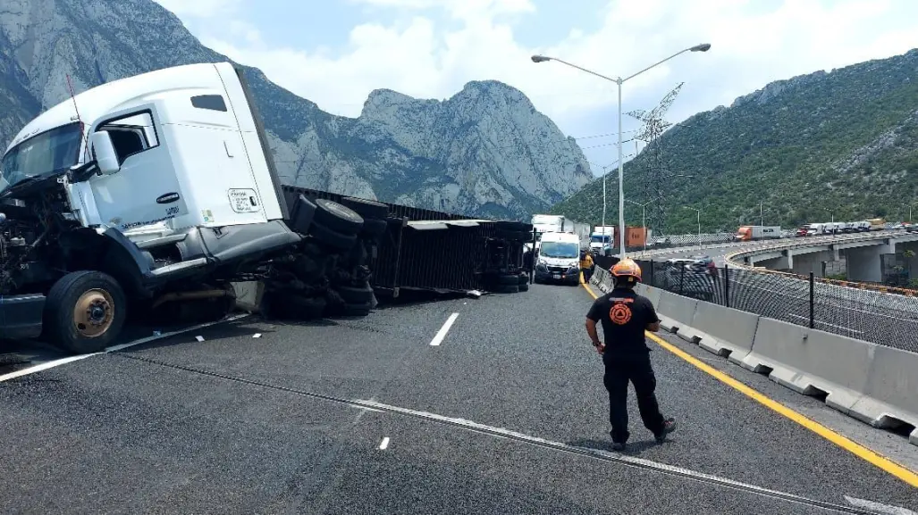 Vuelca tráiler cargado de cerveza y bloquea carriles de autopista a Saltillo