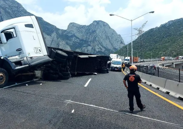 Vuelca tráiler cargado de cerveza y bloquea carriles de autopista a Saltillo