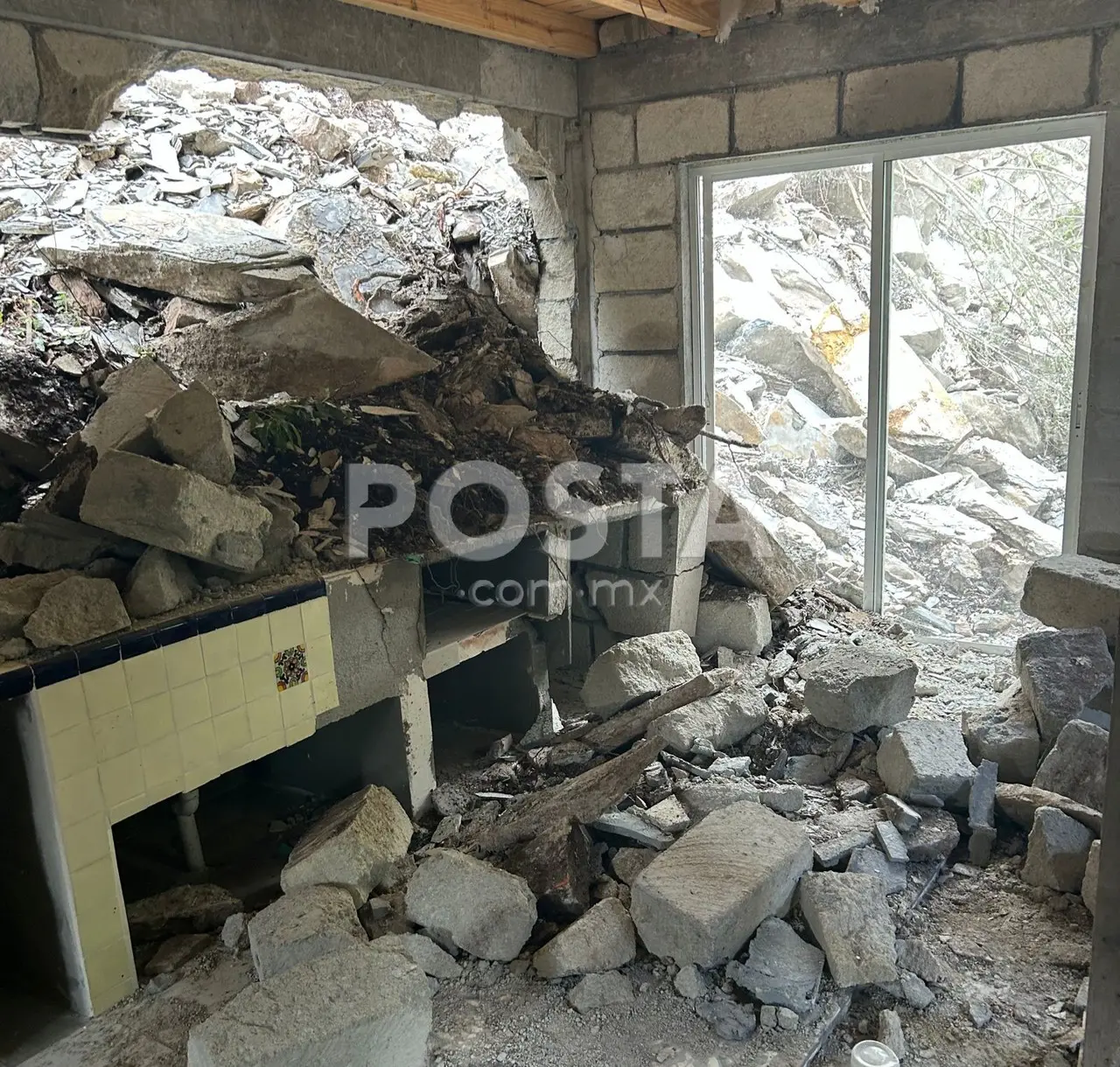 Piedras de la sierra de Santiago en el interior de una vivienda. Foto: Jorge López