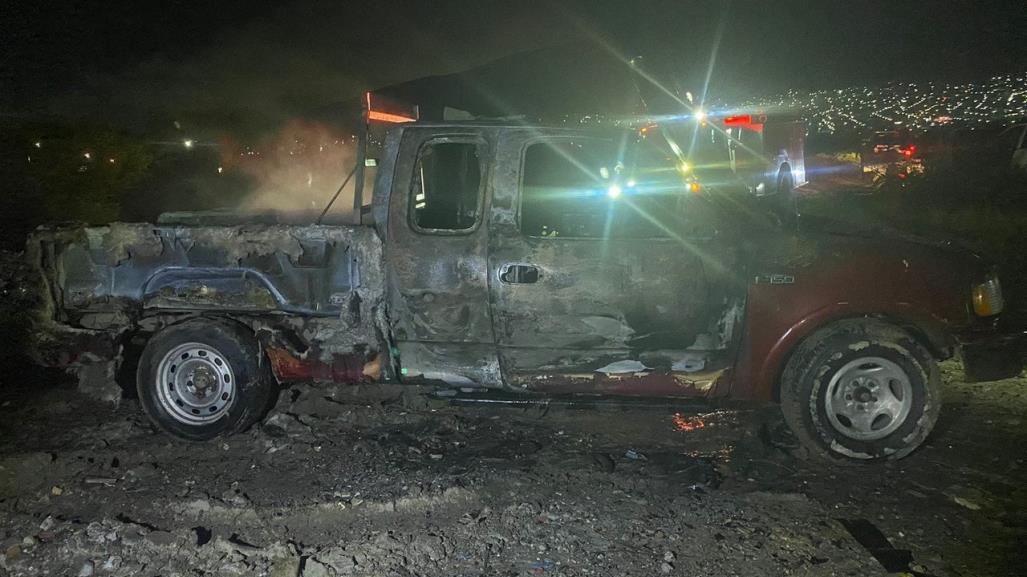 Rescatan a niña tras incendio de camioneta