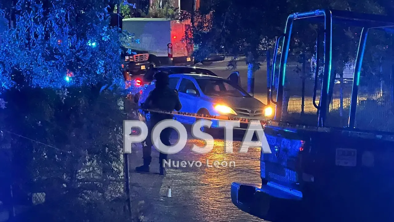 Elementos de la policía de Monterrey cubriendo la zona a la espera de los elementos de la Fiscalía General de Justicia de Nuevo León. Foto: Raymundo Elizalde.