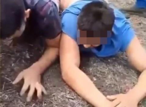 Tablean a hombres por abusar de una mujer en Michoacán