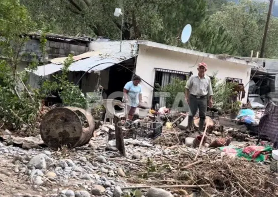 Don Gustavo y su esposa viendo lo que quedó de destrozos cerca de su vivienda tras el paso de Alberto. Foto: Rosy Sandoval.