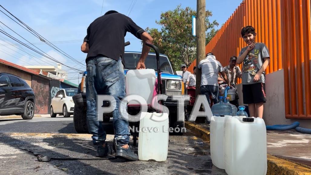 ¡De un lado a otro!, con cubetas buscan agua en Santa Catarina