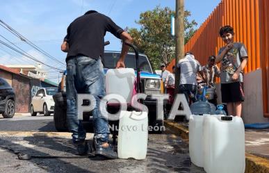 ¡De un lado a otro!, con cubetas buscan agua en Santa Catarina