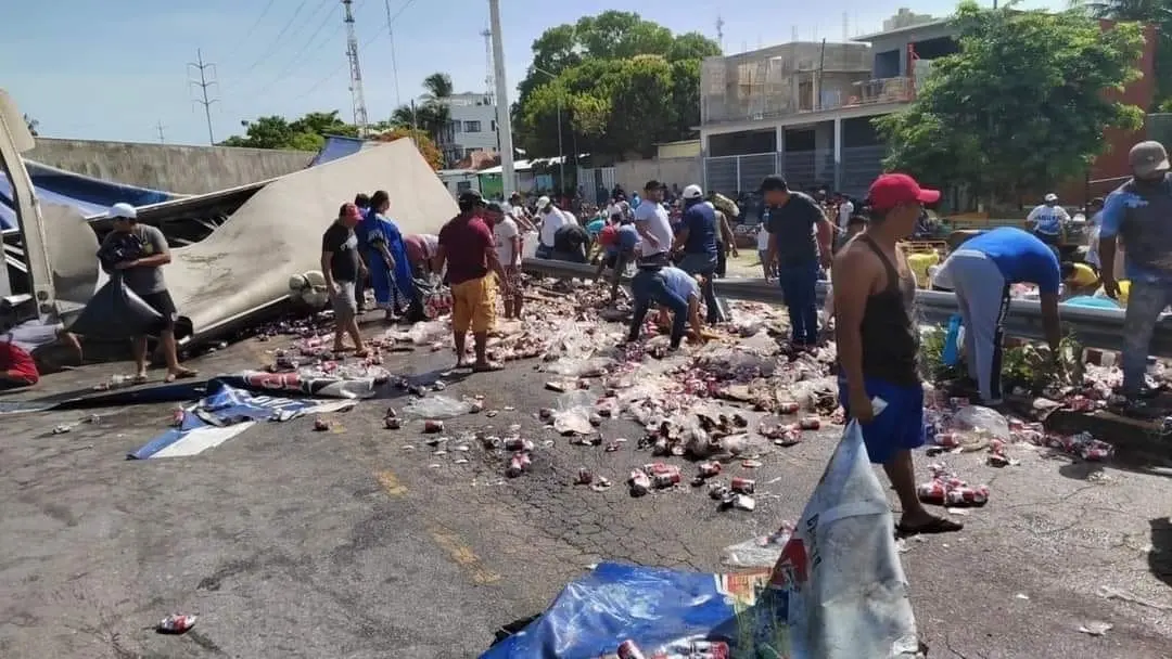 El tráiler cargado de cervezas volcó al bajar un puente en Isla Aguada. Foto: Redes sociales