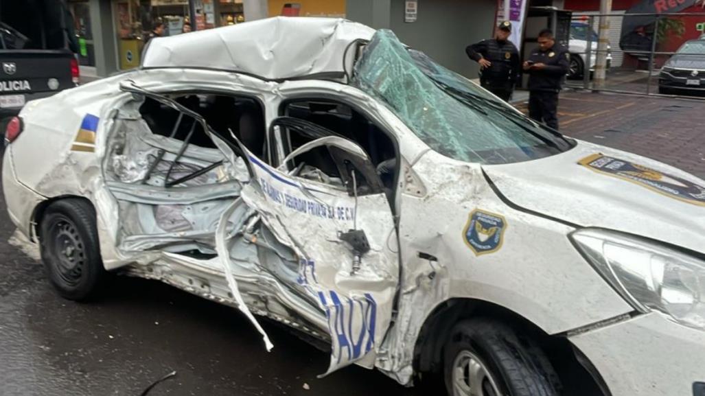 Aparatoso accidente en Venustiano Carranza, tráiler choca con auto de seguridad