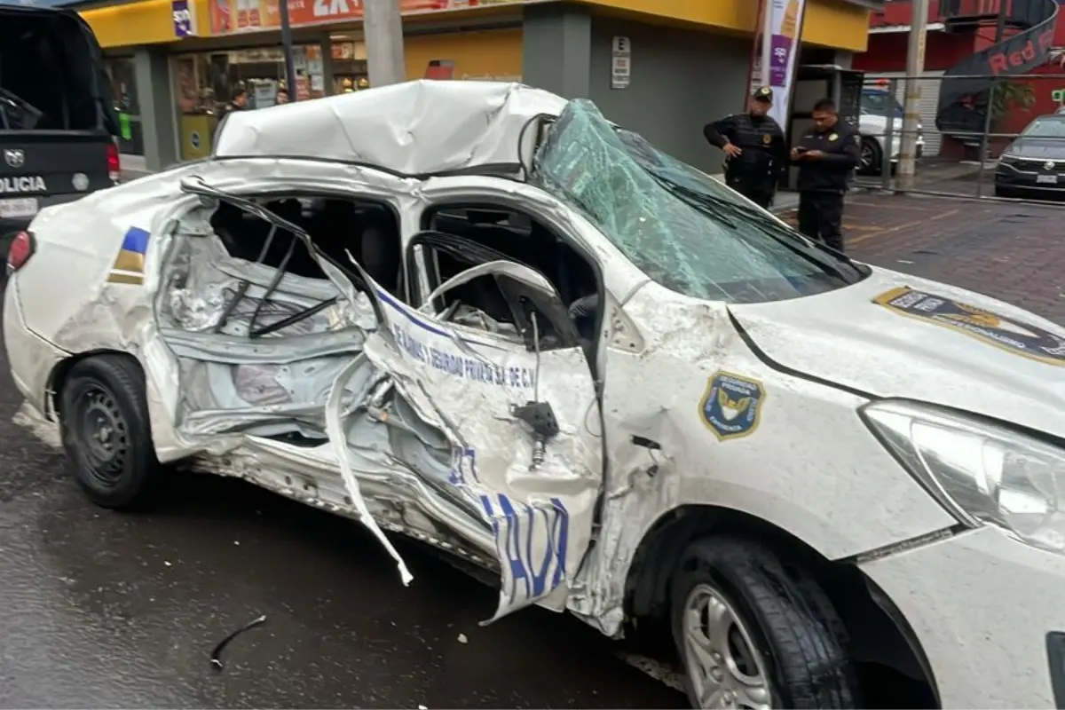 Auto chocado en Calzada Zaragoza. Foto: Ramón Ramírez