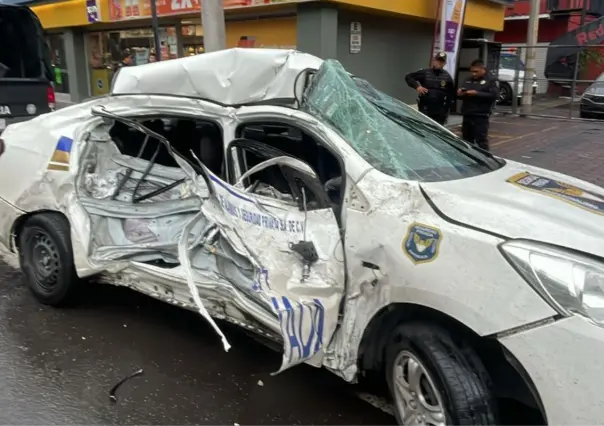 Aparatoso accidente en Venustiano Carranza, tráiler choca con auto de seguridad