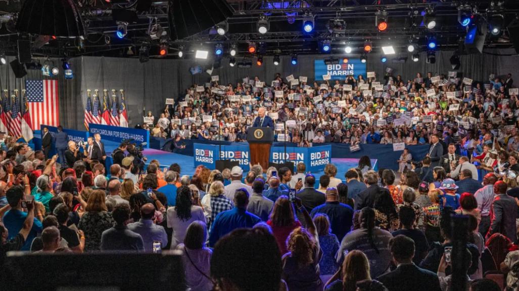 Biden reafirma su liderazgo tras debate mientras Trump lo ridiculiza