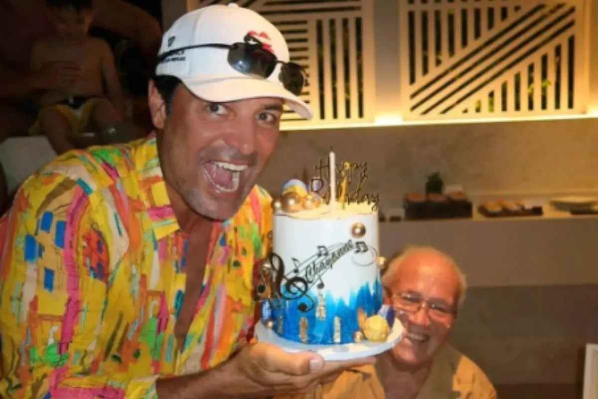 Chayanne festejando su cumpleaños con un gran pastel Foto: Instagram @chayanne