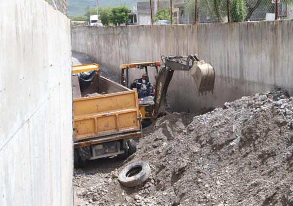 Continúan trabajos de limpieza y desazolve en García