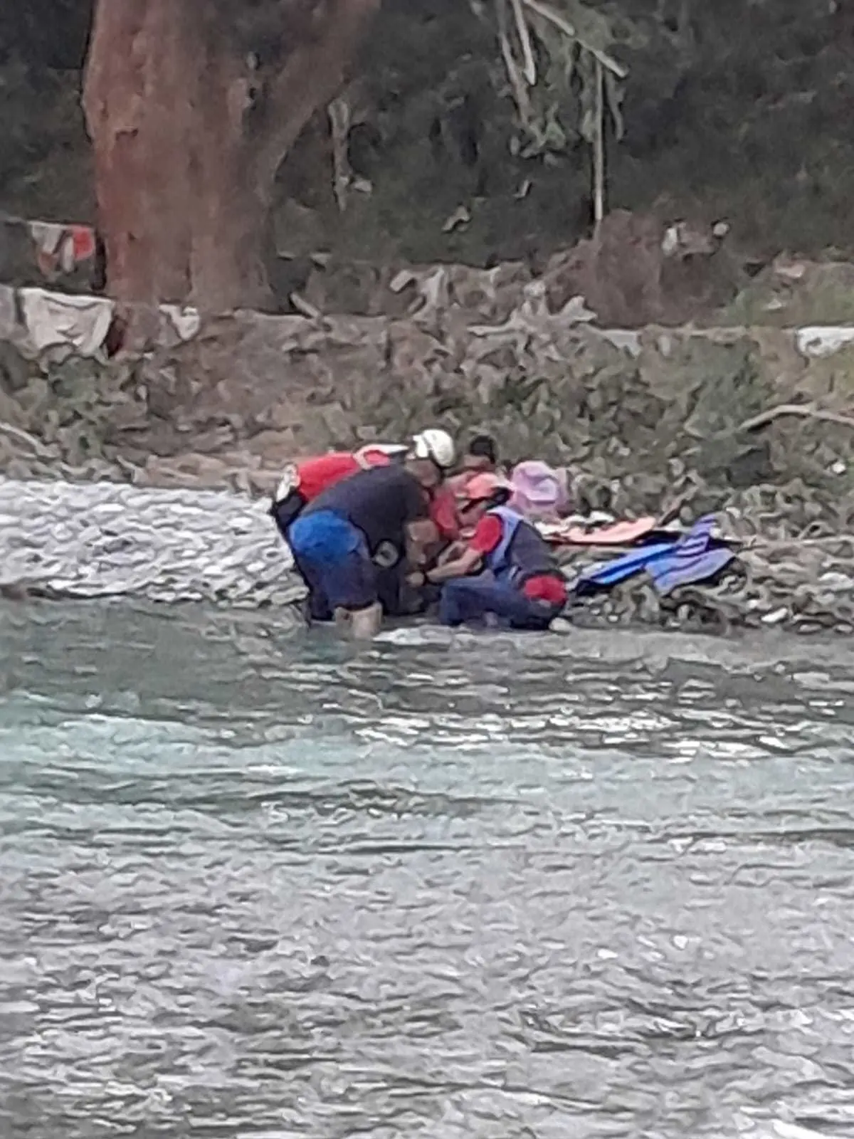 Hombre sufre fractura tras ser arrastrado por la corriente en Juárez