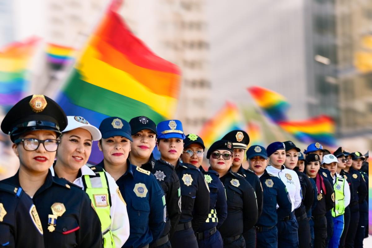 Marcha del Orgullo de fondo, elementos de seguridad de la capital. Foto: @Maffiguer