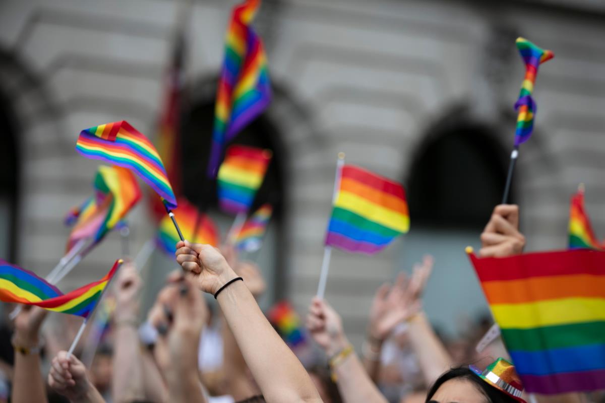 Personas con banderas LGBT en la calle. Foto: Especial