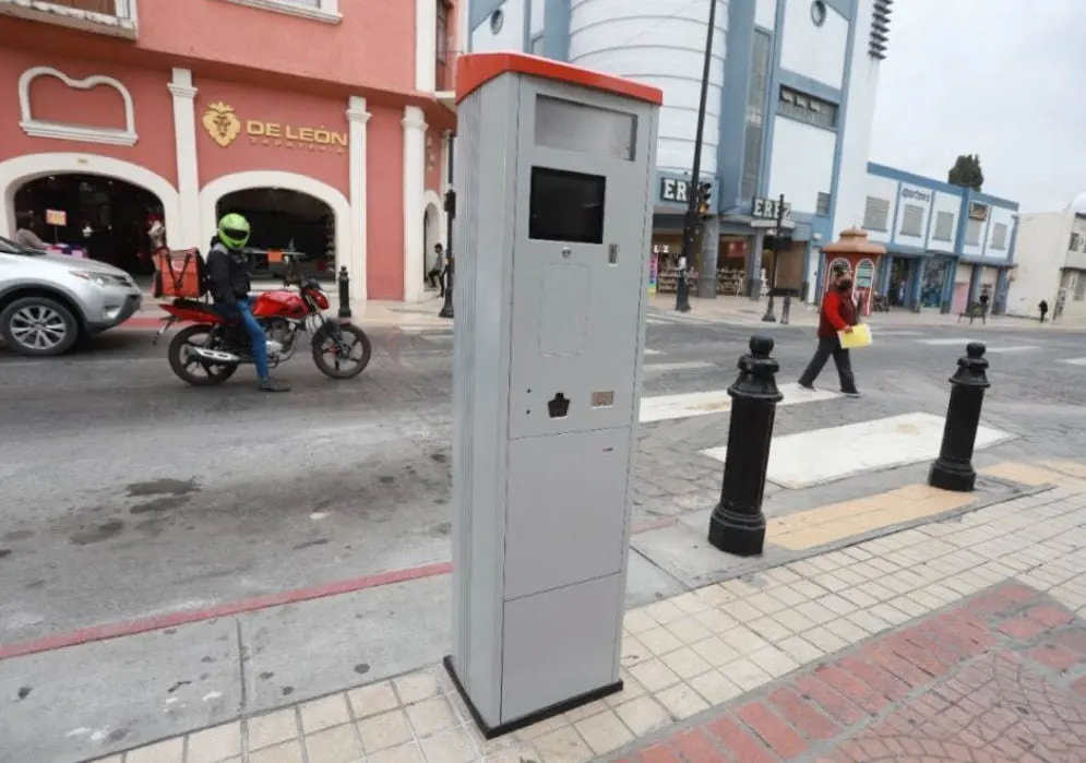 Otra queja común es que los tickets a veces se atoran dentro de los parquímetros. (Fotografía: Claudia Almaraz)