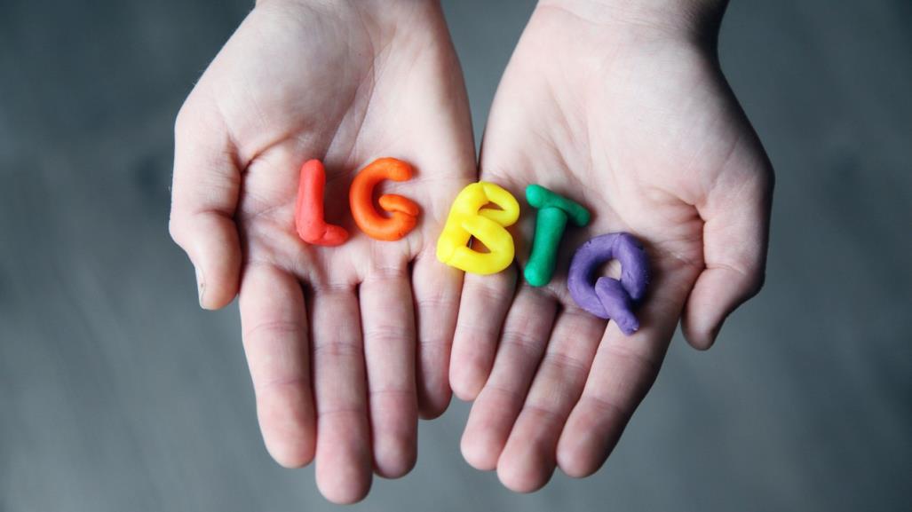 ¿Qué significan las T, Q y más en la comunidad LGBTQ+? Aquí te decimos