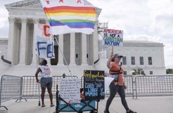 Activistas pro aborto protestando afuera de la Suprema Corte de Justicia de Estados Unidos. Foto: CNN.