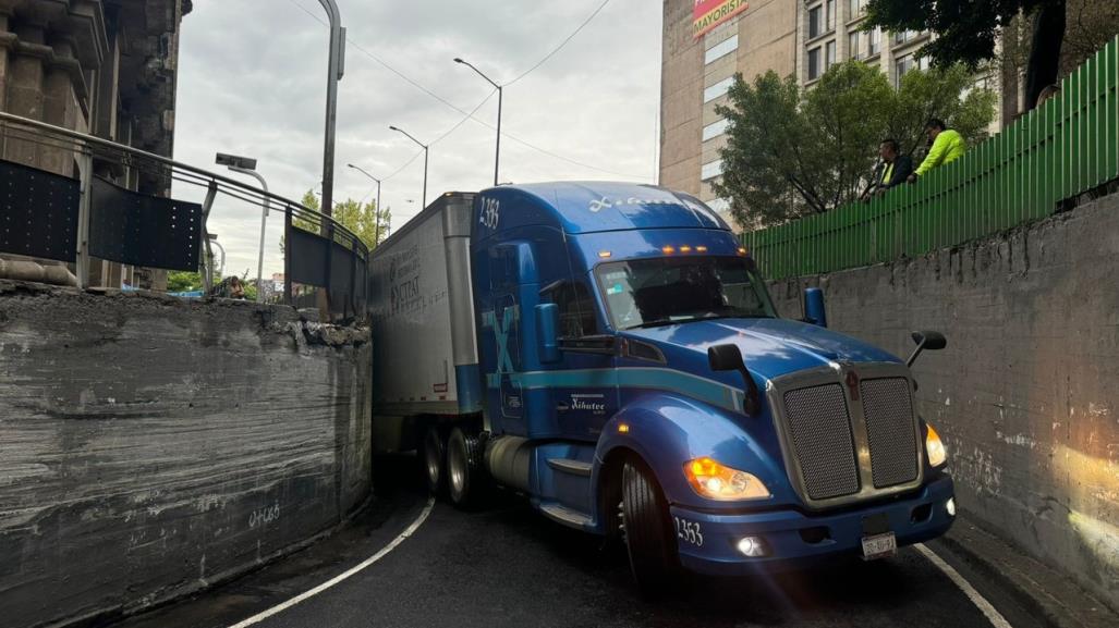 ¡Otra vez! Se atorar tráiler en Fray Servando y provoca caos vial