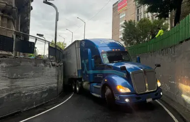 ¡Otra vez! Se atorar tráiler en Fray Servando y provoca caos vial