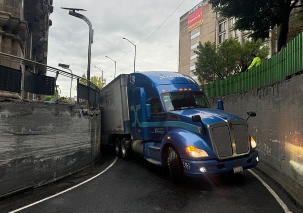 ¡Otra vez! Se atorar tráiler en Fray Servando y provoca caos vial