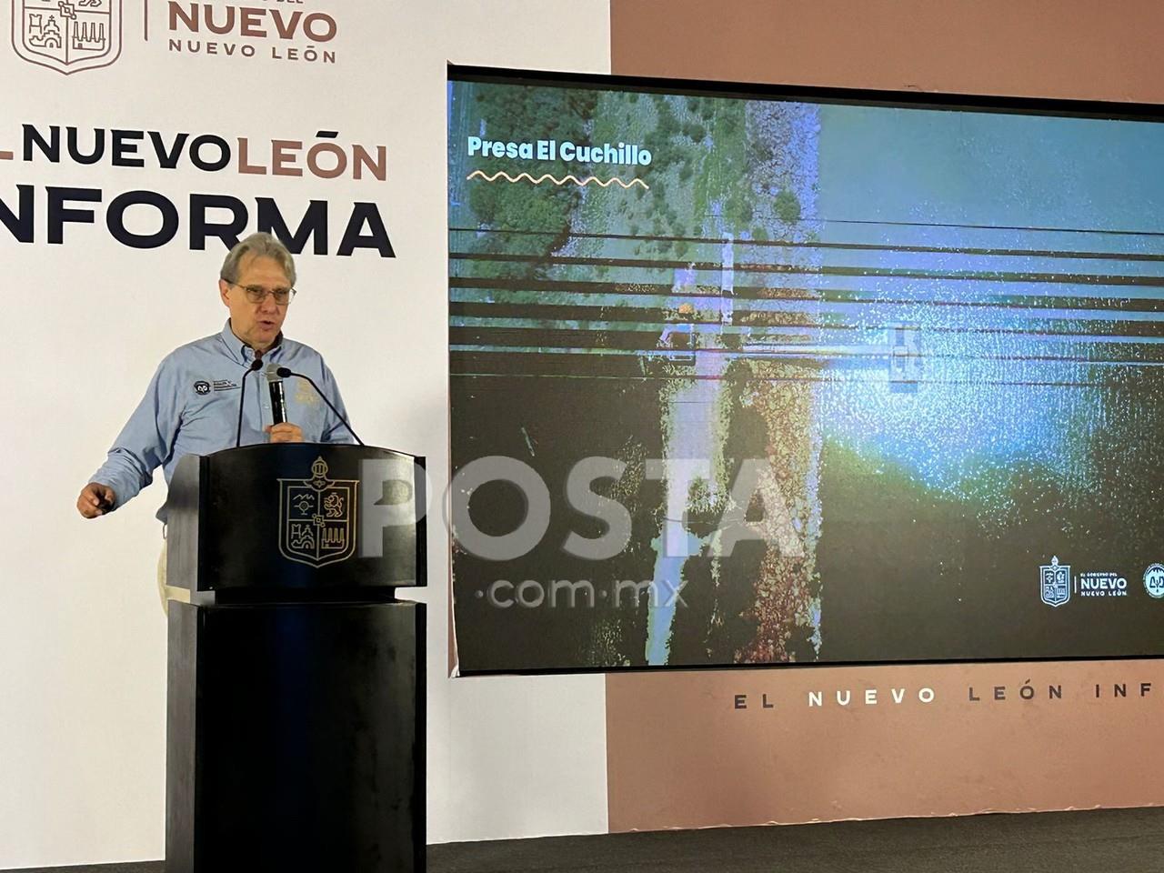 El director de Agua y Drenaje, Juan Ignacio Barragá explicando la situación del agua en Nuevo León. Foto: Rosy Sandoval.