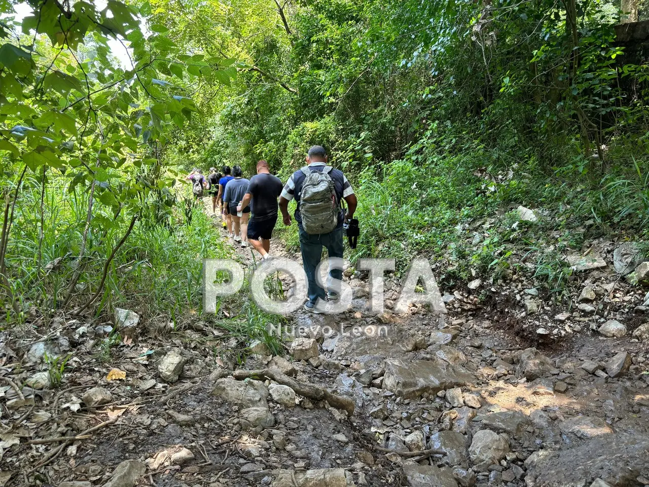 Un grupo de turistas explorando alrededor de las Cascadas del Cerro de la Silla. Foto: Diego Beltrán.