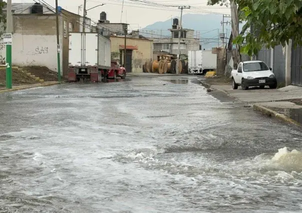 Inician labores de limpieza y retiro de muebles dañados por lluvia en Chalco