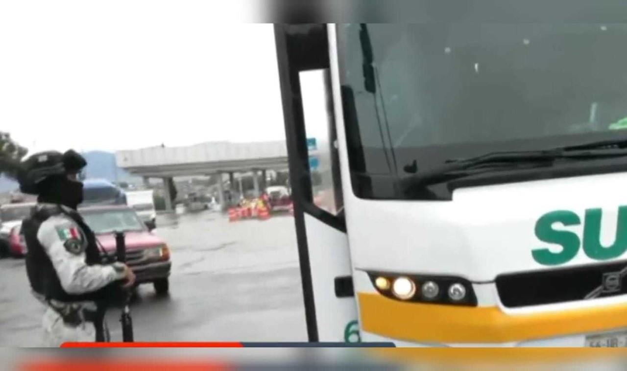 Escapan migrantes en la autopista México-Puebla. Foto: Captura de pantalla