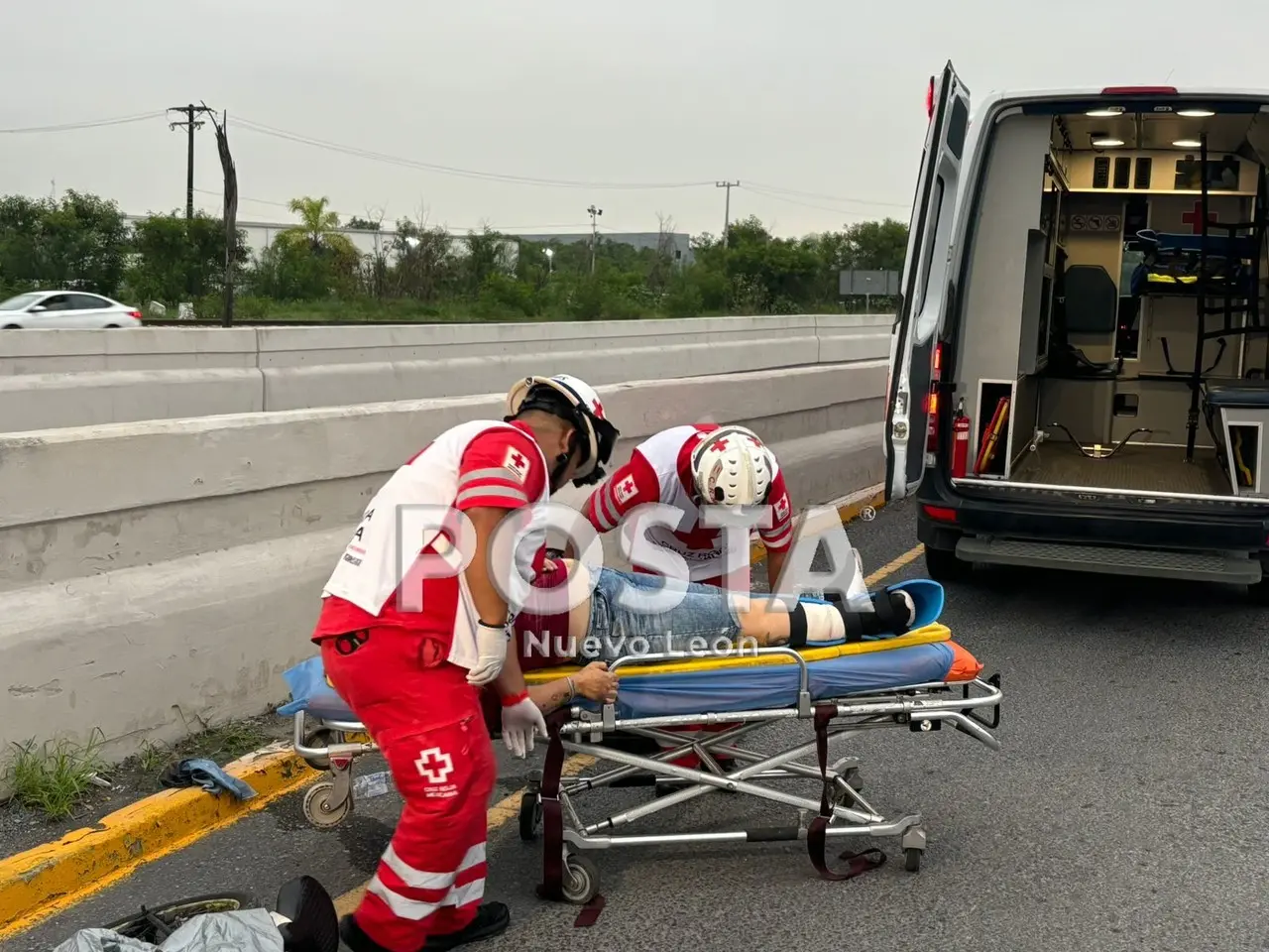 María de los Ángeles tras haber sido asaltada y arrollada por el auto. Foto: Raymundo Elizalde.