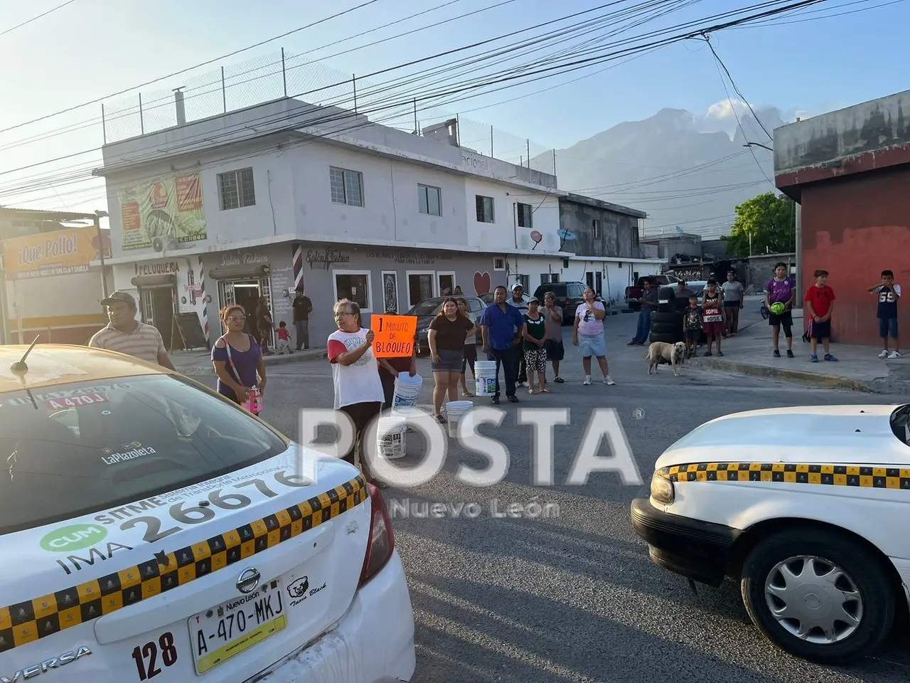 Vecinos en García bloqueando avenidas por falta de agua. Foto: Rafael Enríquez