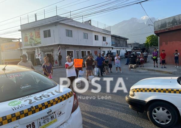 Vecinos de García cierran avenida por falta de suministro de agua