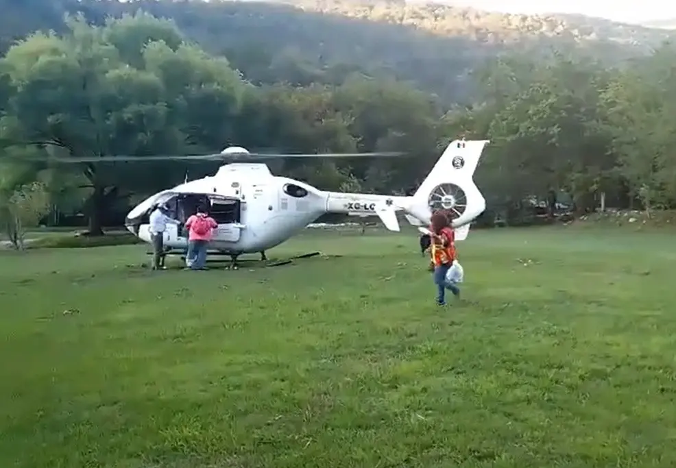 La mujer siendo llevada al helicóptero, para ser atendida. Foto: Al Día N.L.