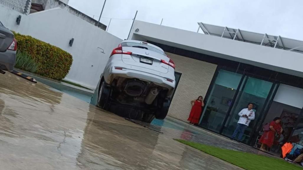 ¡Al agua! Camioneta cae a una piscina en una sala de fiestas en Mérida