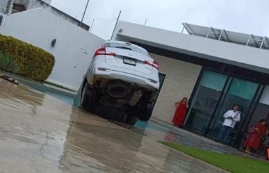 ¡Al agua! Camioneta cae a una piscina en una sala de fiestas en Mérida