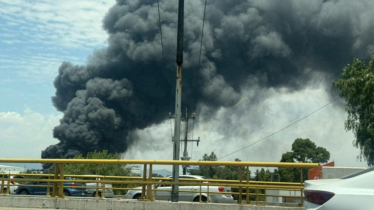 La columna de humo negro alcanzó varios metros de altura, siendo visible desde distintos puntos de la región. Foto: Captura de pantalla