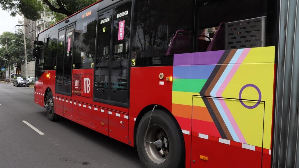 Metrobús de colores en CDMX, conoce aquí el significado de la Bandera Inclusiva