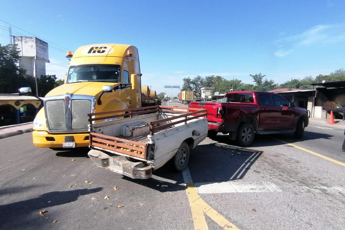 En el accidente estuvieron involucrados un tractocamión y una camioneta. Foto: Agencia