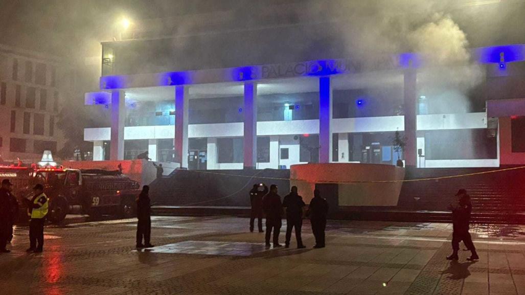 ¡Se quema! Controlan incendio en el palacio municipal de Naucalpan (VIDEO)