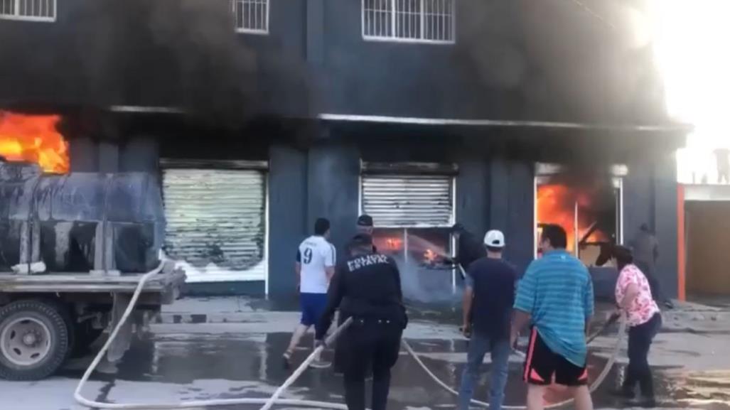 Impresionante incendio destruye la mueblería Ruacho en Las Nieves, Ocampo