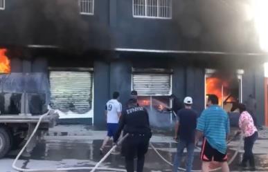 Impresionante incendio destruye la mueblería Ruacho en Las Nieves, Ocampo