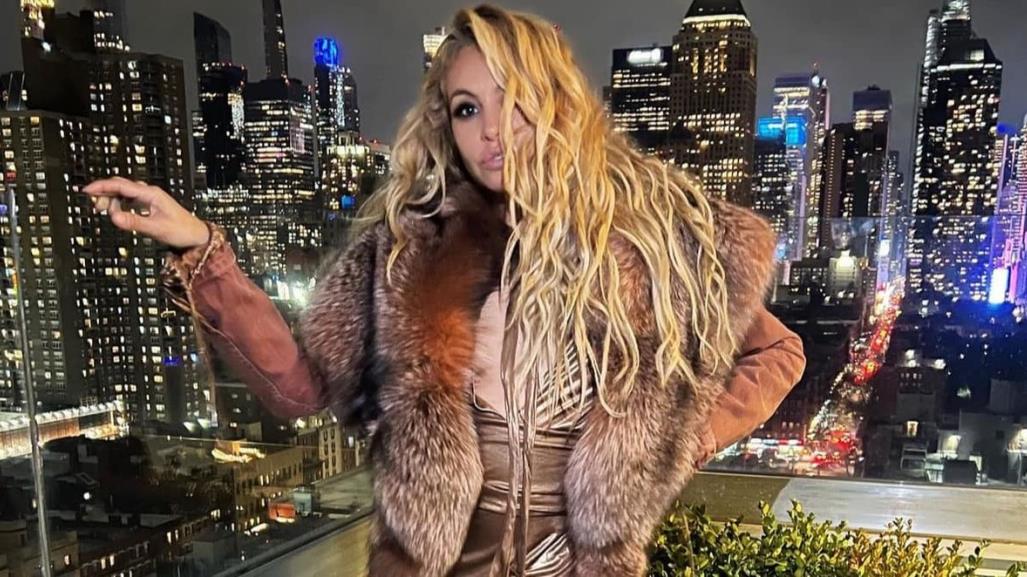 Paulina Rubio se molesta con uno de sus músicos en pleno show (VIDEO)