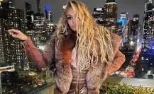 Paulina Rubio se molesta con uno de sus músicos en pleno show (VIDEO)