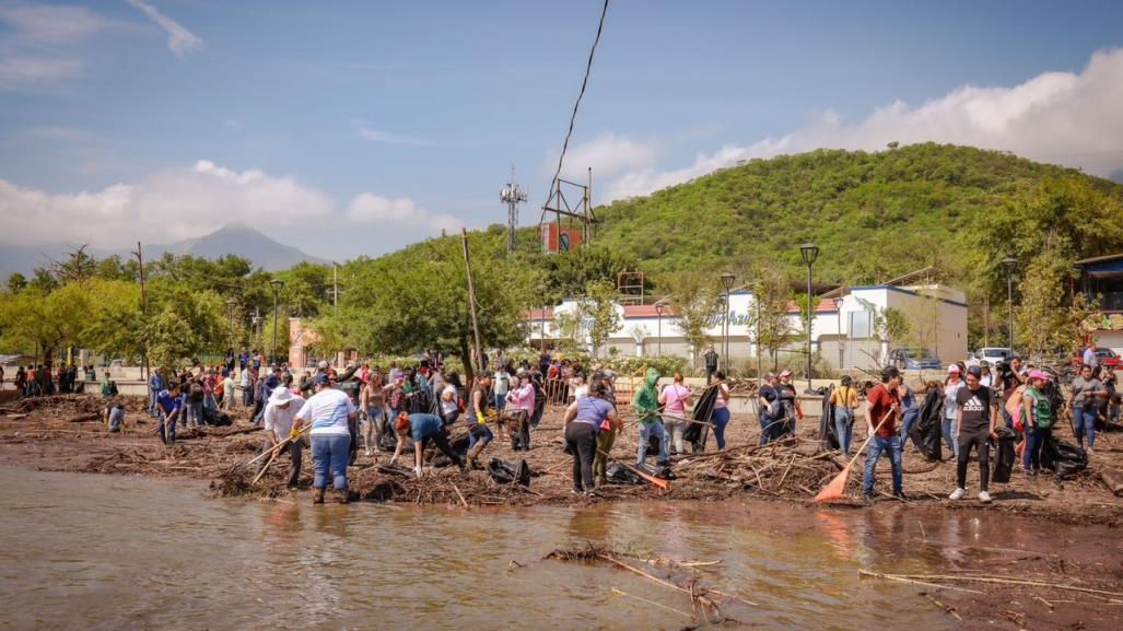 Alcalde de Santiago y cientos de voluntarios limpian presa La Boca