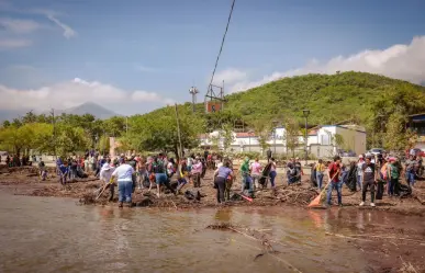 Alcalde de Santiago y cientos de voluntarios limpian presa La Boca