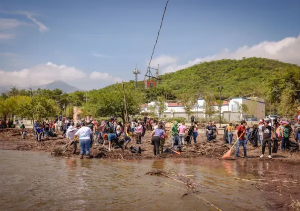 Alcalde de Santiago y cientos de voluntarios limpian presa La Boca